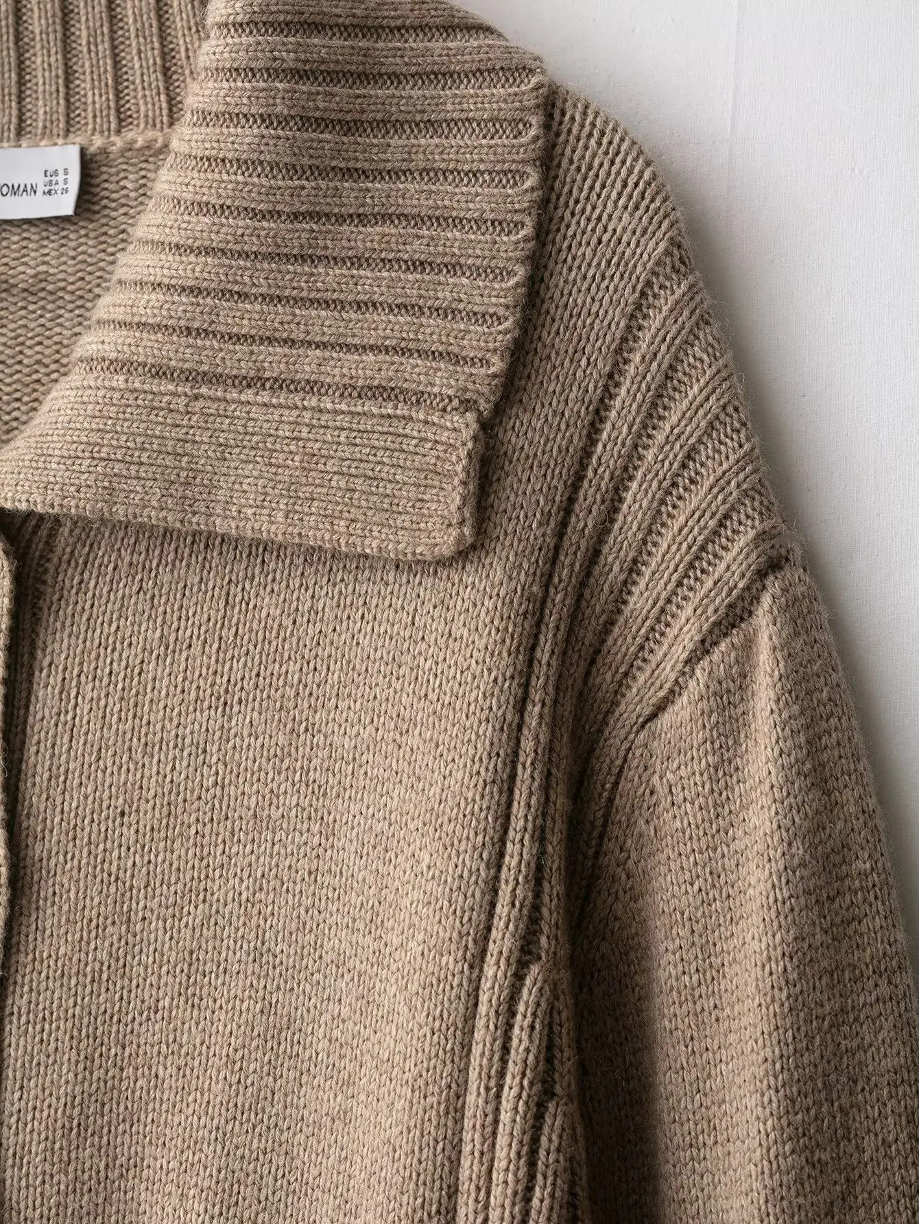 سترة متماسكة مضلعة لعام 2025 أنيقة وعصرية بنمط جديد ملابس مكتبية مريحة سترة مغرية كلاسيكية متعددة الاستخدامات