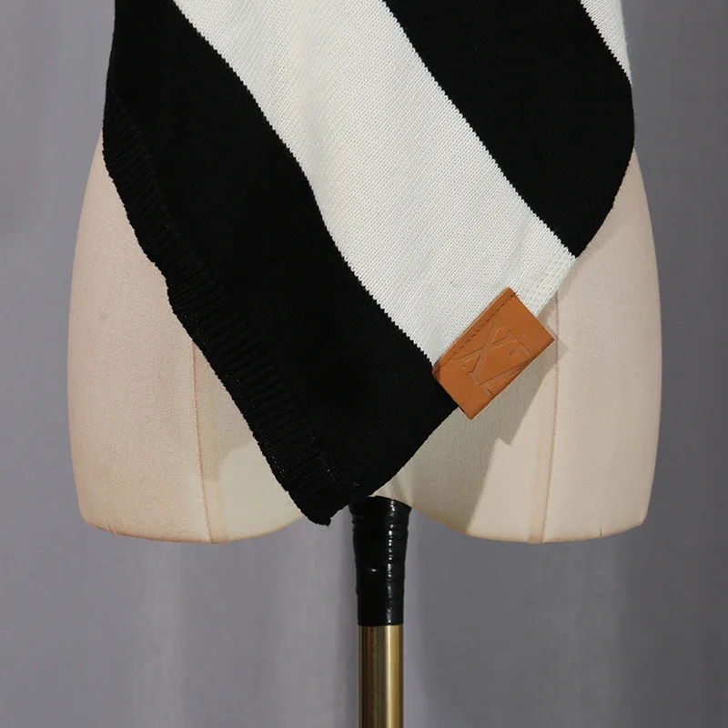 Canotta in maglia a righe diagonali con orlo asimmetrico Canotta estiva da donna senza maniche Slim Halter Backless Canotte sexy Canotte minimaliste