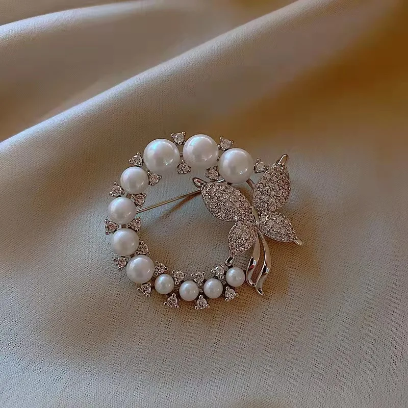 Spilla rotonda con perle e strass da donna barocca 2022 nuova moda elegante spilla a farfalla Pin accessori per feste regalo di nozze