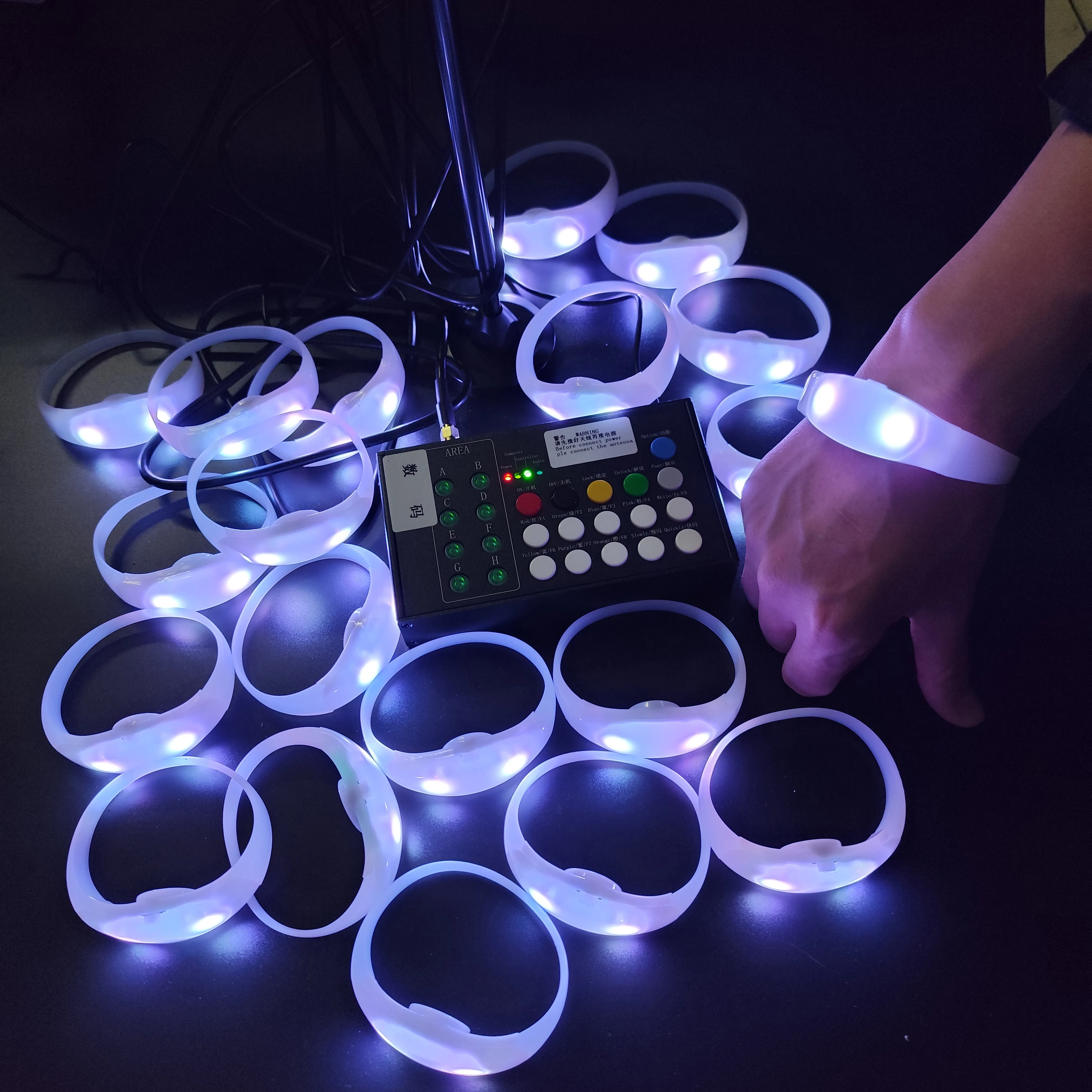 

100/1000pcs/Lot RGB LED Silicone Bracelets Flash Wristband With 24Keys 400 Meters 433MHz Remote Control Wristbands Party Event