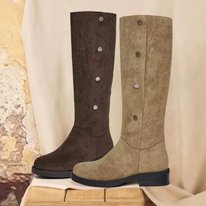 2025 جولة تو ميد الكعوب موضة المرأة أحذية طويلة حجم كبير المسامير المعدنية الغربية زر نموذج ارتداء الفخذ عالية النساء الأحذية #1