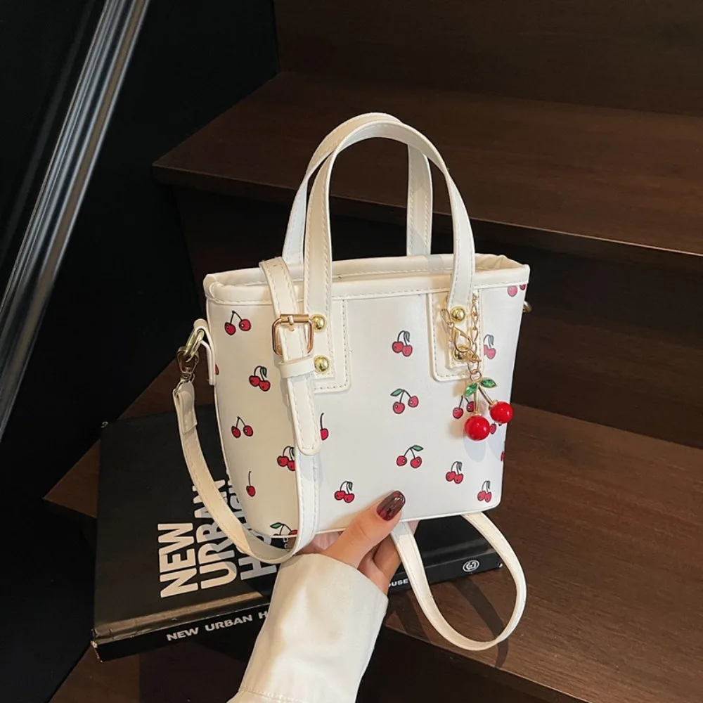 المرأة بو الكرز حقيبة كتف سعة كبيرة حقيبة التنقل العصرية مع قلادة الكرز حقيبة كروسبودي أنيقة حقيبة يد جمالية #1