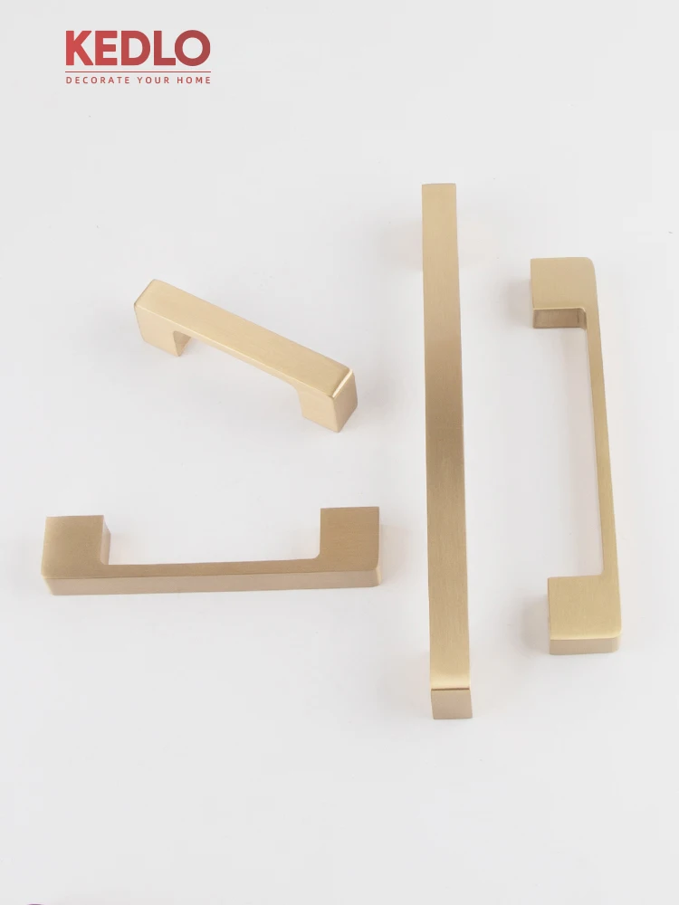 KEDLO Massiver Messinggriff, modern, minimalistisch, gebürstetes Messing, flacher Küchenschrank- und Schubladengriff in Gold. – Detail 2