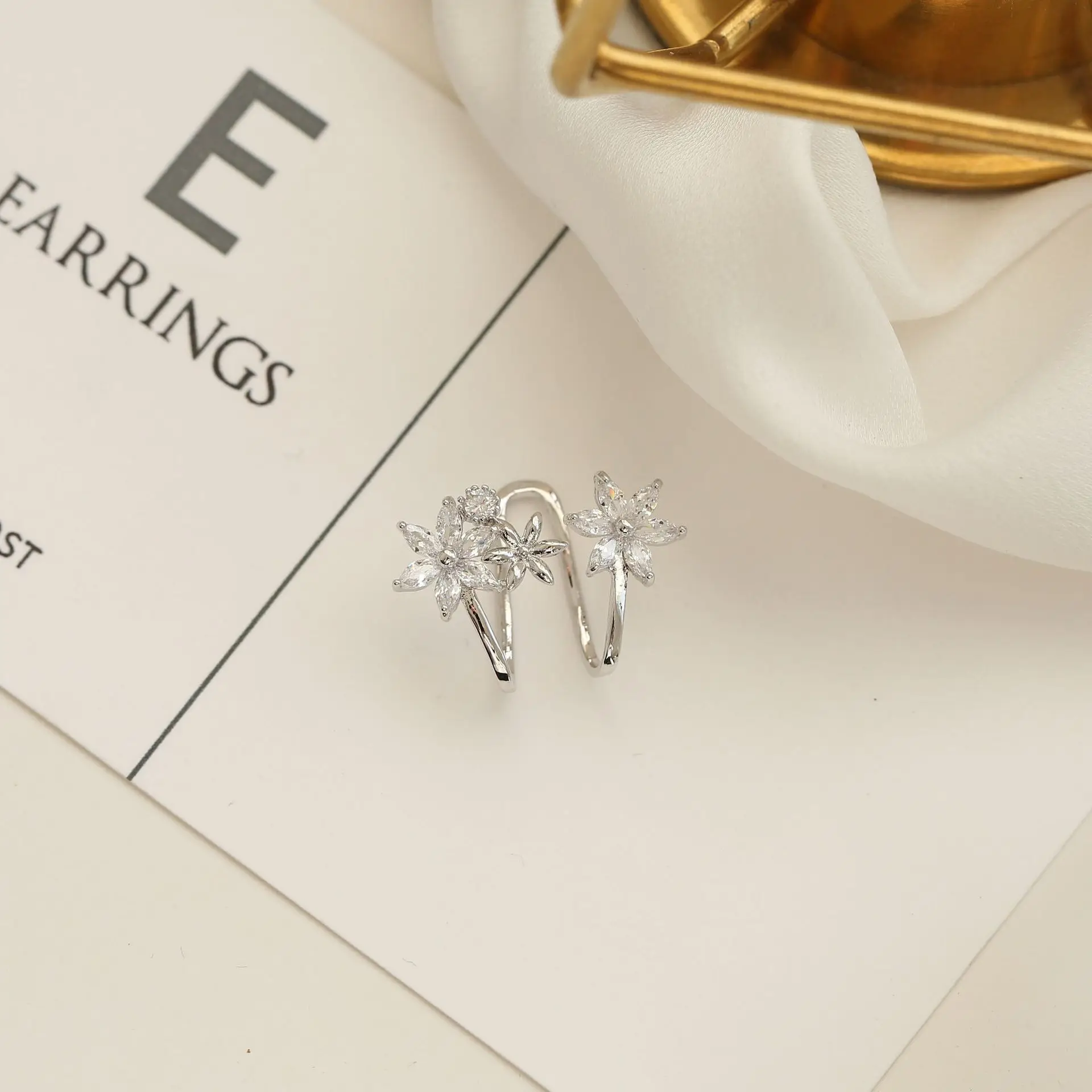 Нишевые зажимы для ушей с цветком-бабочкой без отверстий для ушей, популярные женские заклепки для ушей, простые и элегантные, универсальные и стильные.