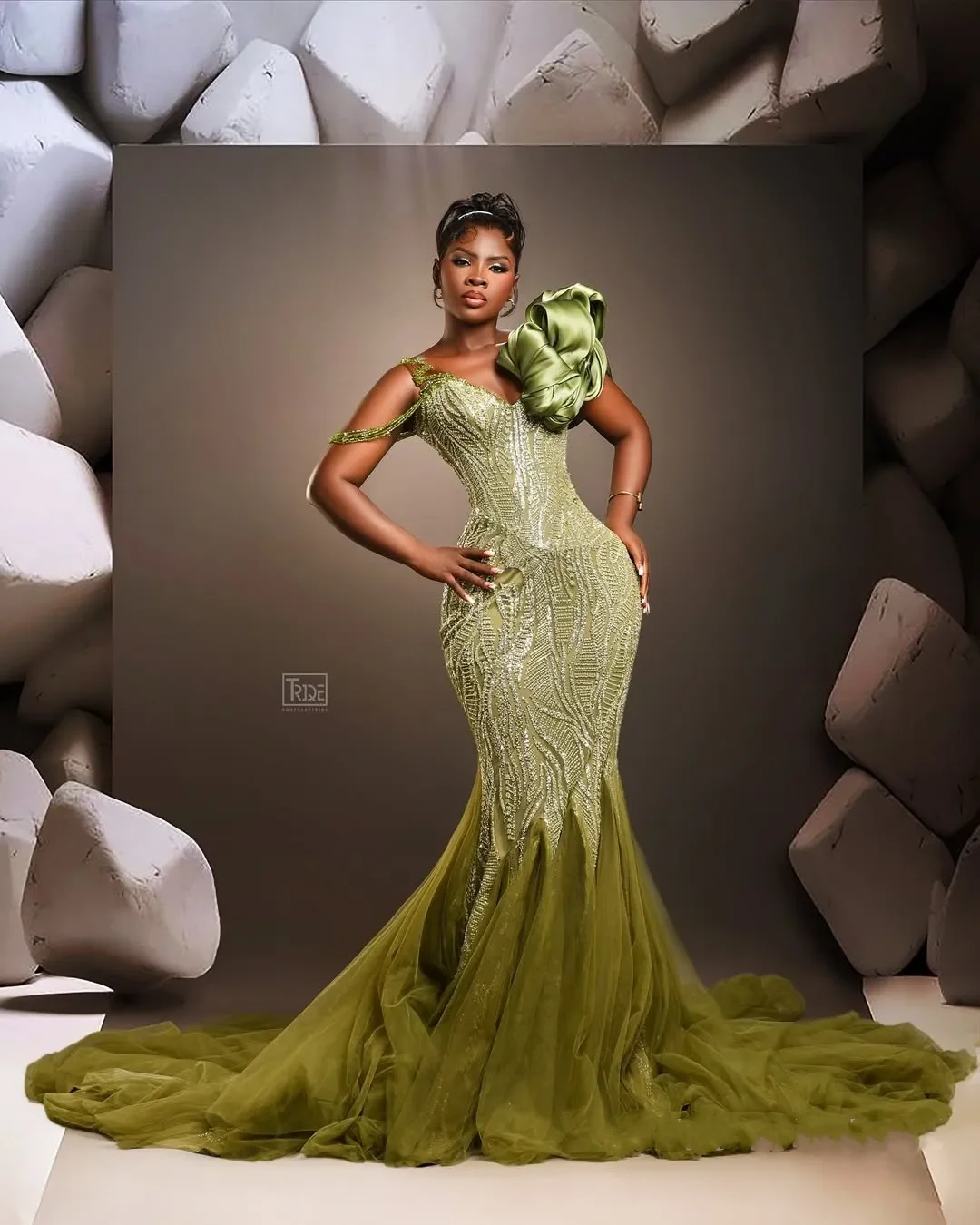 ชุดราตรีทรงเมอร์เมดแบบสั่งตัดพิเศษสำหรับสาวพลัสไซส์  ชุดราตรีงานพรอม คอวี ประดับลูกปัดและผ้าลูกไม้ ชุดออกงานทางการสำหรับงานเลี้ยงฉลองครั้งที่สอง สำหรับผู้หญิงผิวสี