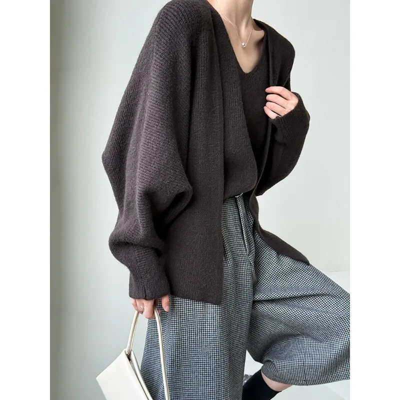 Sweter dzianinowy w jednolitym kolorze, w stylu wczesnej jesieni, luźny, typu kardigan, zapewniający uczucie chwielu.