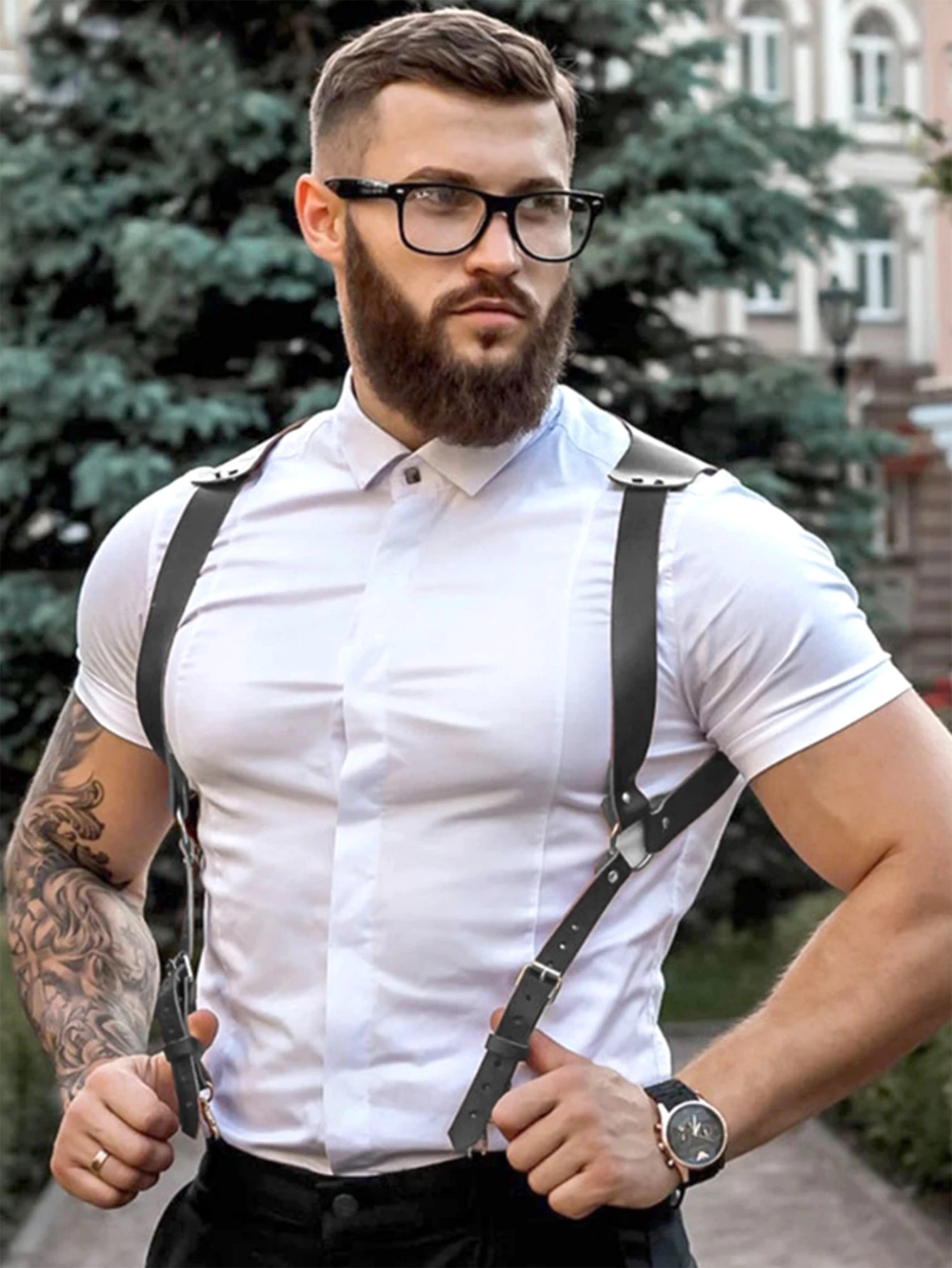 Rompi Kulit Gaya Gothic Punk dengan Hiasan Stud, Tali Selempang, dan Aksesoris Pakaian