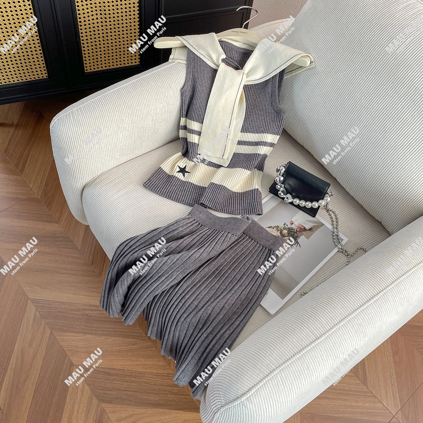 ชุดเซ็ตสองชิ้นลำลองสไตล์แฟชั่นสีกรมท่าสำหรับผู้หญิง ฤดูใบไม้ร่วง 2025 ประกอบด้วยเสื้อกั๊กและกระโปรง ดีไซน์ช่วยให้ดูอ่อนวัย