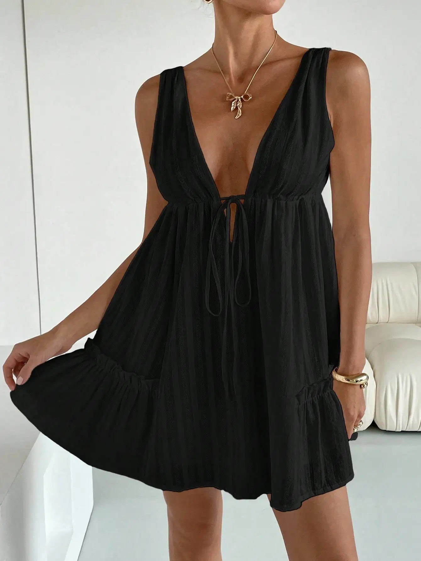 

Черное мини-платье без рукавов с глубоким V-образным вырезом и открытой спиной