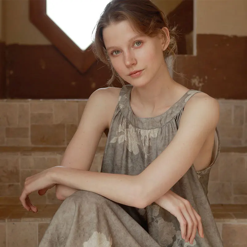 فستان نوم قطني بطبقة مزدوجة من الشاش فضفاض باللون الرمادي مطبوع عليه زهور ورقبة متوسطة الطول فستان نوم صيفي بدون أكمام ثوب نوم نسائي #2