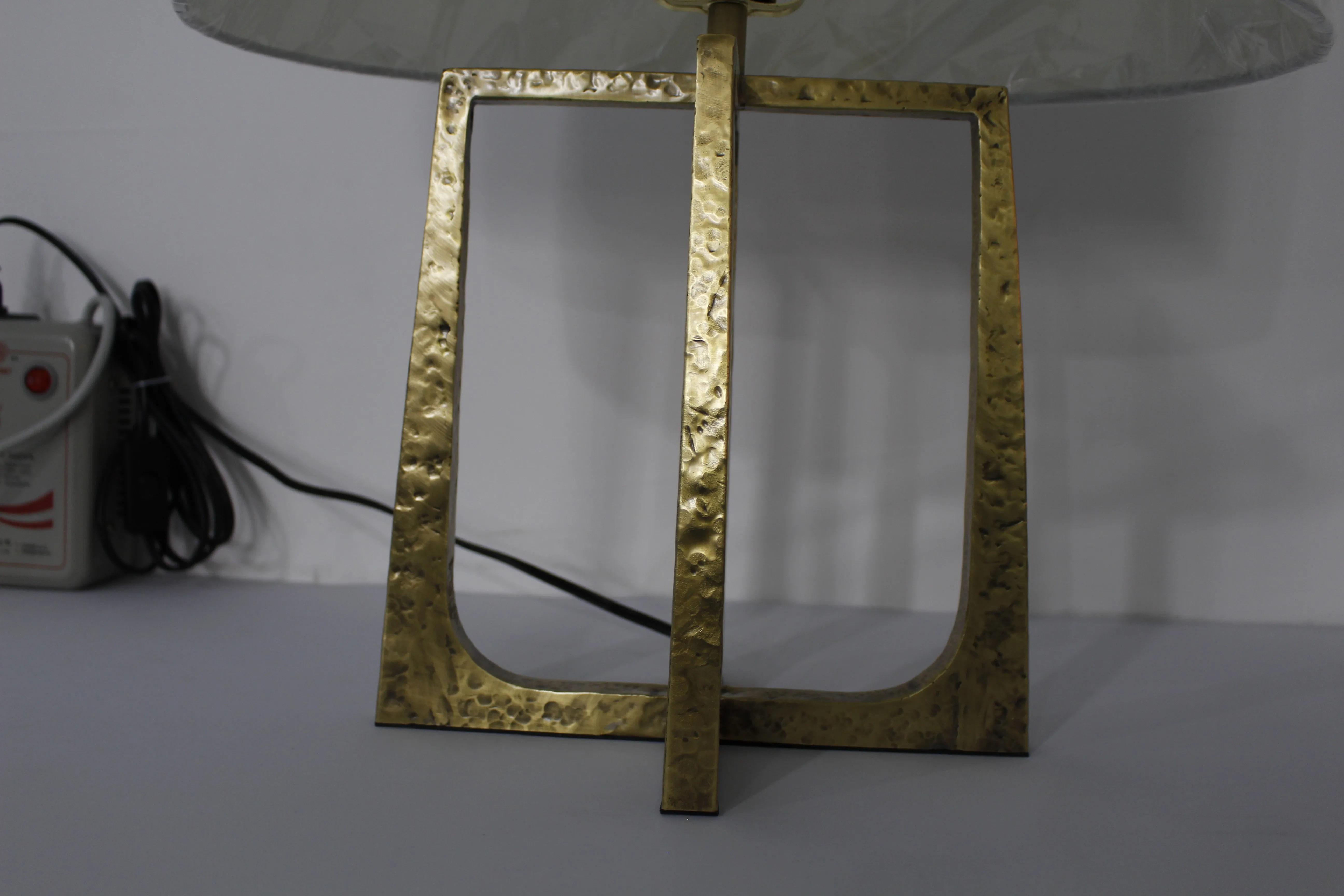 Yihao Modern Handmade Brass LED Desk Table Hammer Surface Decorative Bedside Light E14 Copper Factory Sale Living Room Bedroom
