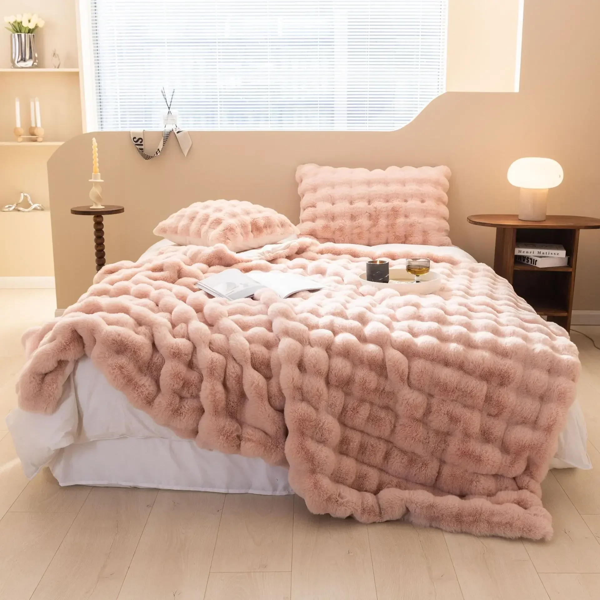 

Luxury Soft Faux Fur Throw Blanket Fuzzy Plush Bedspread on the bed plaid sofa cover blankets and throws for living room bedroom