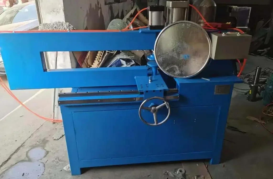 Cutting and rounding machine, cutting and rounding machine