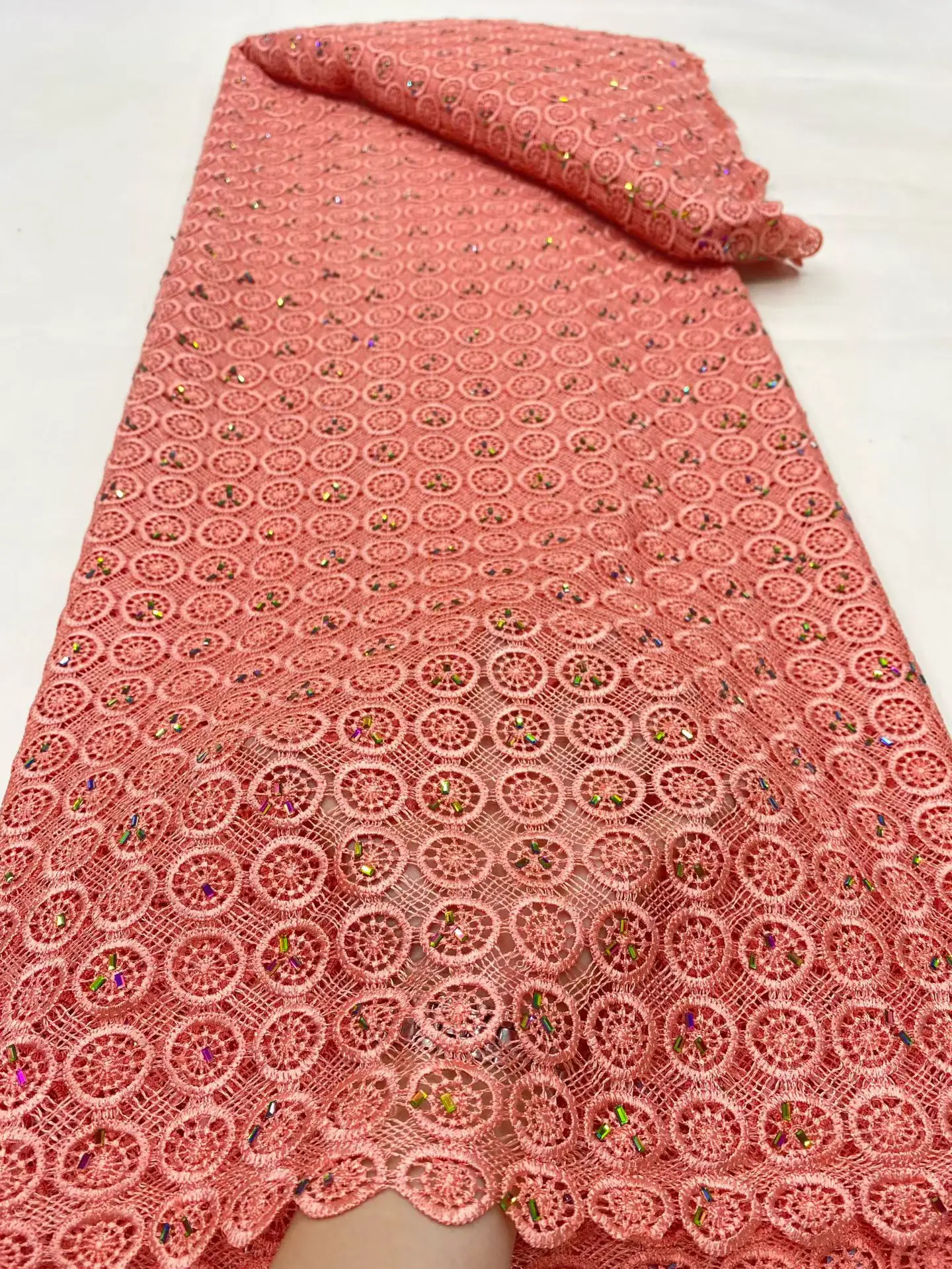 جودة عالية 2025 أقمشة القطن الأفريقي التطريز للنساء 5 ياردة فستان الزفاف للذوبان في الماء الدانتيل حجر الراين النسيج DP0460