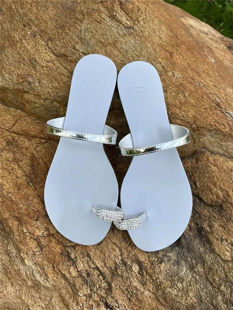 

Новинка 2023, сандалии на плоской подошве с бриллиантами GZ, серебряные повседневные тапочки из натуральной кожи, женские уличные модные слипоны