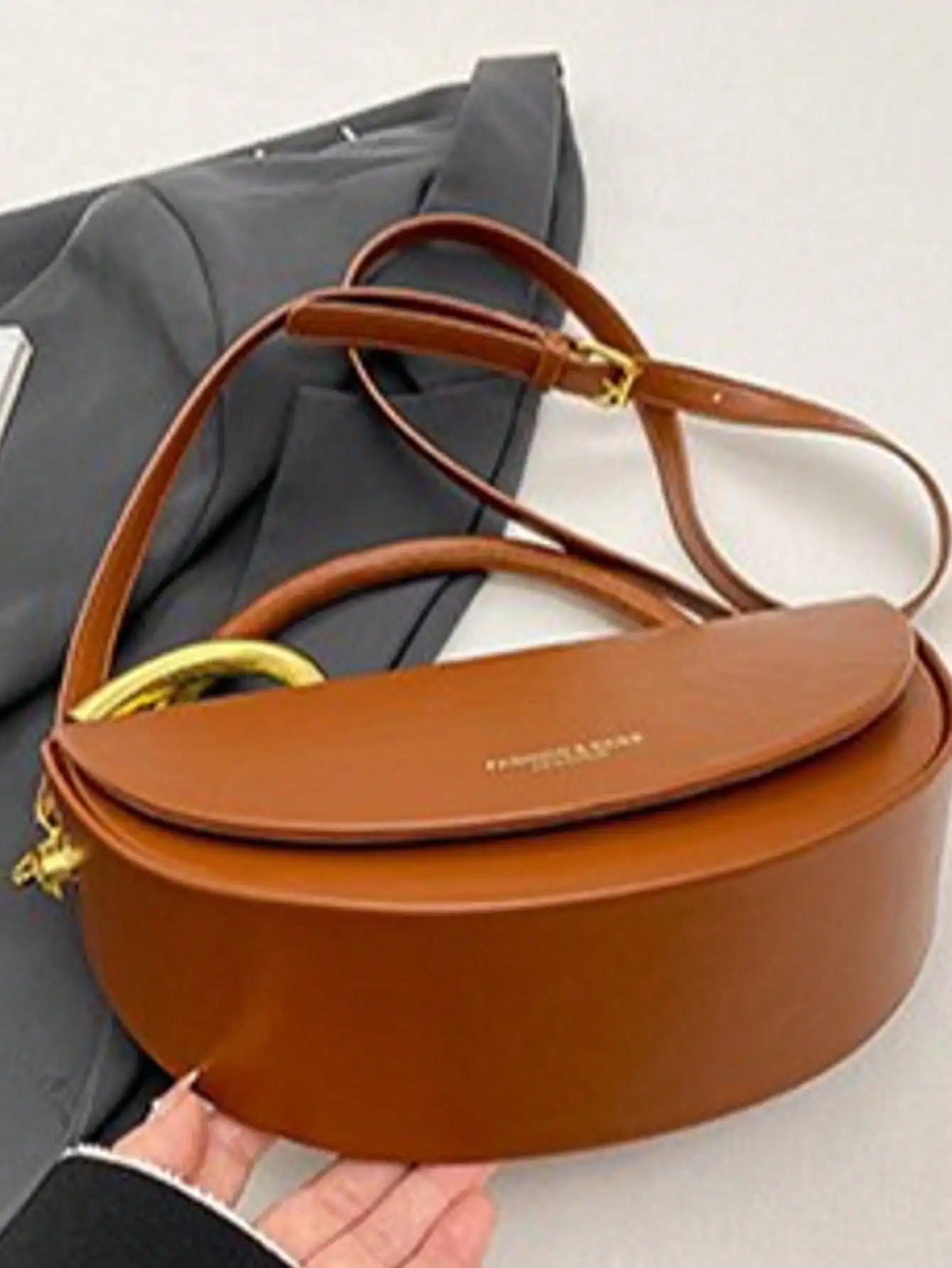 حقيبة سرج ذات ملمس كلاسيكي من Niche بلون سادة ومتعددة الاستخدامات للتنقل اليومي في مكتب السفر