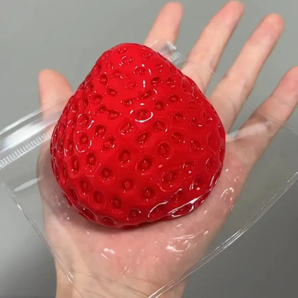 Juguete divertido de simulación de fresa para apretar, frutas 3D TPR, juguete de rebote lento, novedad, juguete antiestrés de dibujos animados, bromas prácticas para niños