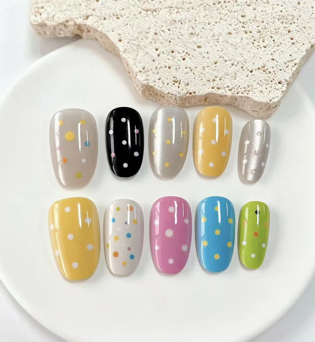 10 piezas de esmalte de uñas plateado efecto ojo de gato en amarillo cremoso y azul claro, formas cuadradas y redondas cortas, para un look energético de primavera-verano, ideal para atuendos estilo dopamina, uso diario en el campus, picnics, moda casual coreana, citas de chicas y estilos de vestidos florales de verano, incluye pegamento en gel y lima de uñas.