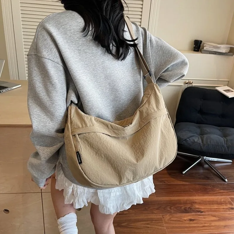 彫刻が施されたレザーハンドバッグ女性用高級デザイナーヴィンテージクロスボディバッグ大容量ミニマリストユニークな彫刻が施されたおむつバッグ