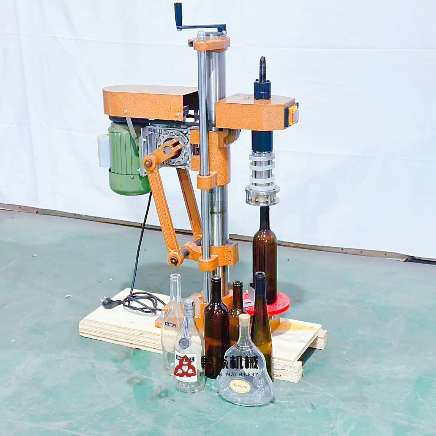 Aluminum plastic cap sealing machine, small electric tin foil cap, semi-automatic desktop red wine cap sealing machine equipment