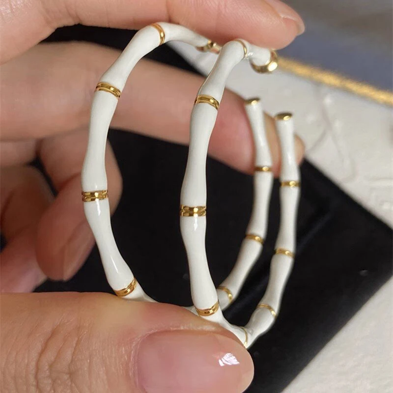 Huitan Moderne Mode Bambusförmige Weiße Emaille Creolen für Frauen Temperament Dame Zubehör Täglichen Verschleiß Trendy Schmuck