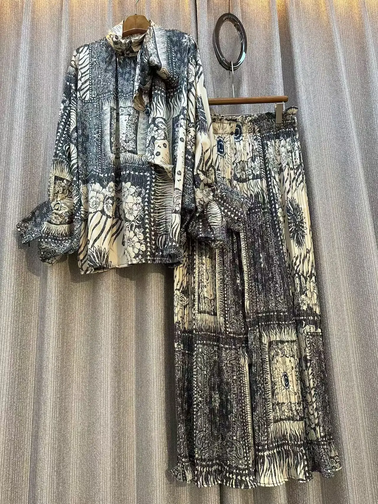 

Новый ретро-элегантный комплект из двух предметов: блузка с принтом и бантом на воротнике и свободные брюки с широкими штанинами, модный женский костюм для повседневной носки.