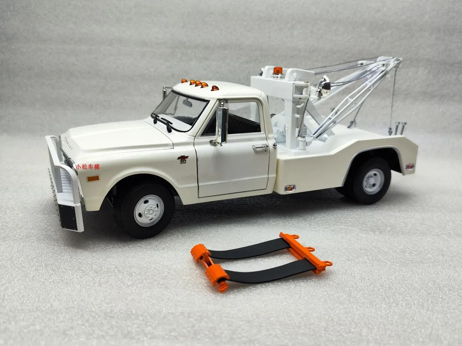 

Green Light 1:18 1968 C-30 Double Rescue Vehicle - Whitecar Model Collection Toys Gifts Alloy Car Model Collectible