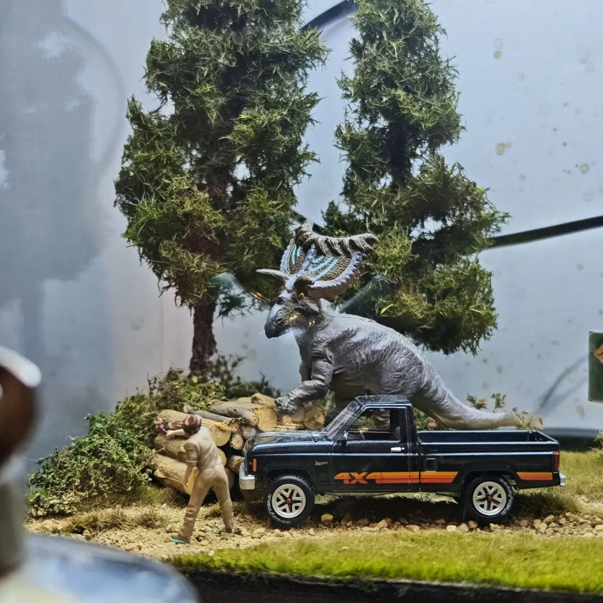 1/64 Static Figurine DIY Hand-painted Resin Outdoor Forest Explorer Model Car Scene