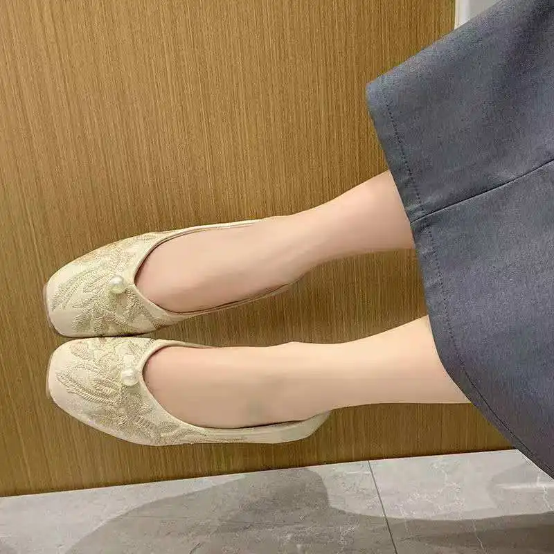 

2026 Fashionable and versatile Chinese-style embroidered women's shoes versatile soft-soled low-heeled square-toe single shoes