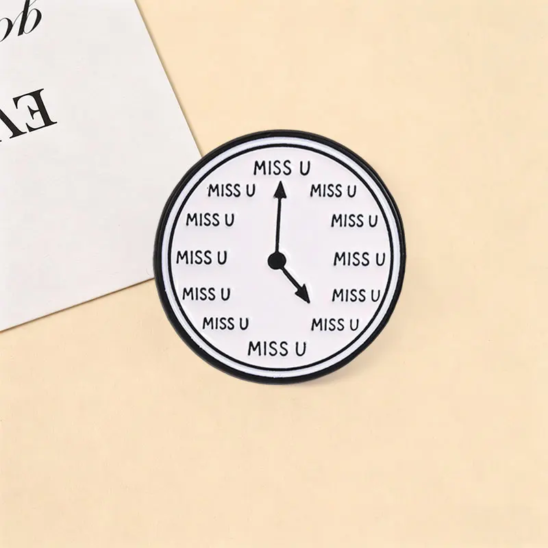 Ich vermisse dich in jedem Moment Emaille-Abzeichen Miss U Zifferblatt-Design Legierungs-Pin-Brosche Schmuckgeschenke für Fernbeziehungen – Detail 6
