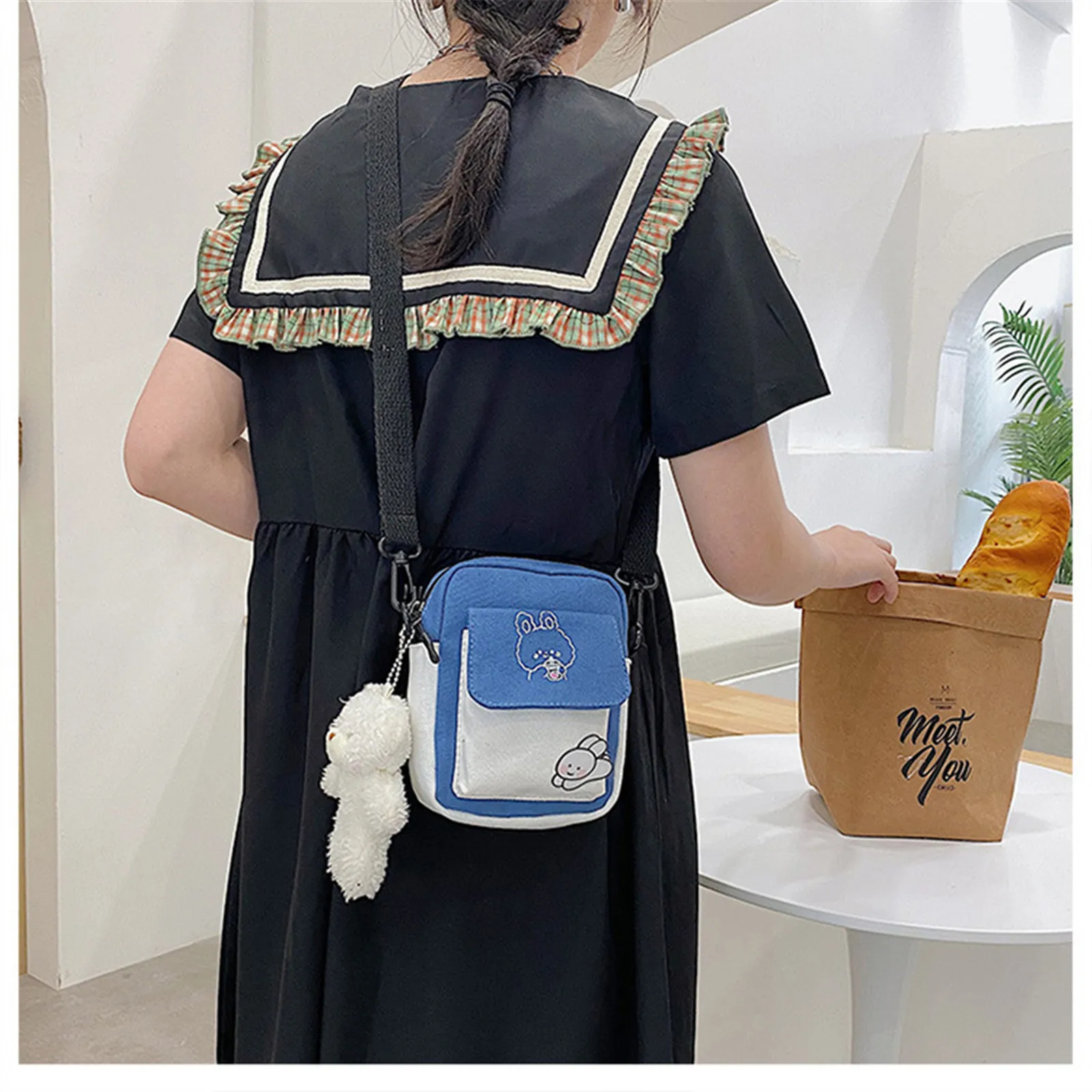 Bolso de hombro de lona para mujer, bandolera de moda coreana para estudiantes, bolso cruzado pequeño con colgante e Insignia, 2024