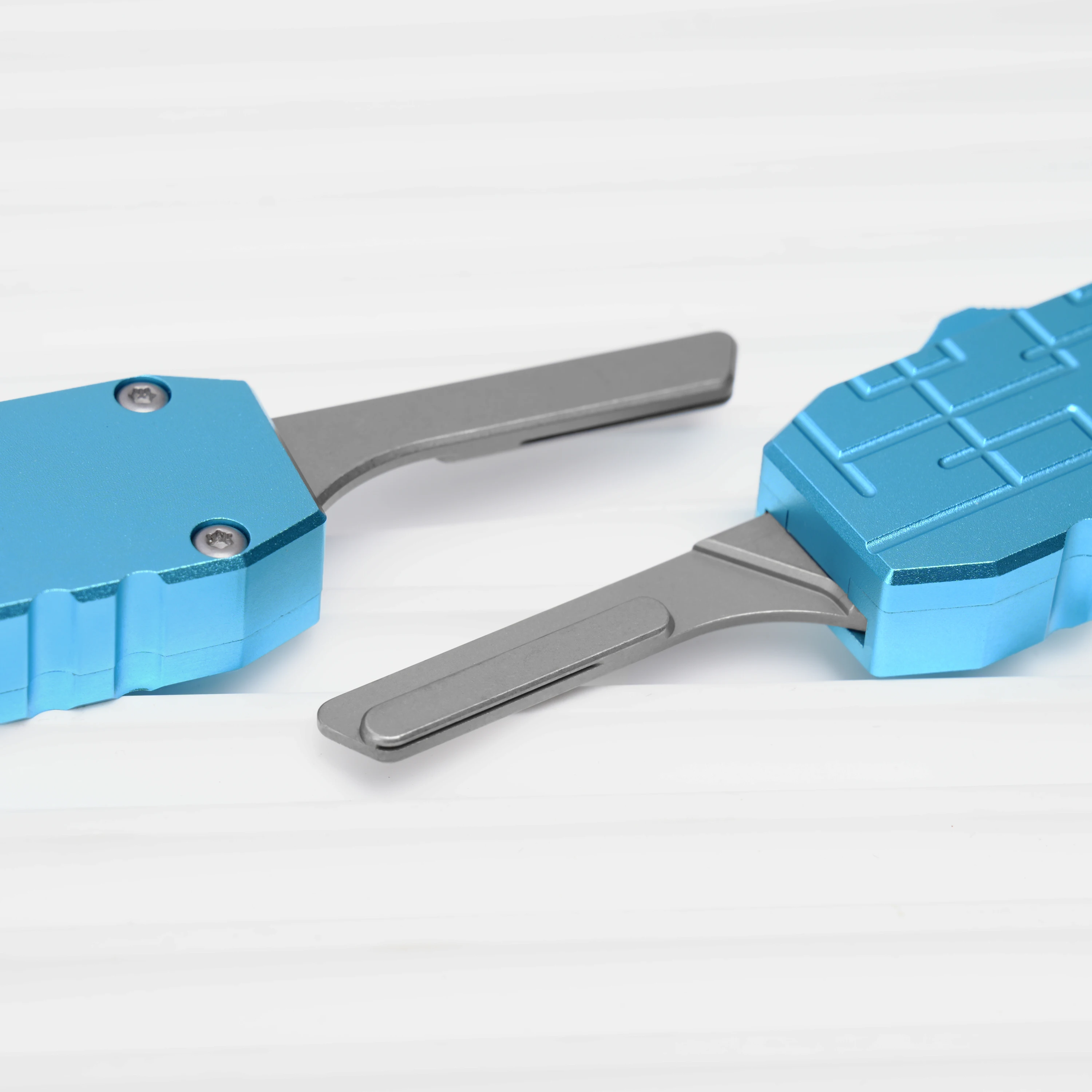 Utensile manuale per esterni per la lavorazione del legno con testa in acciaio con manico in lega di alluminio blu