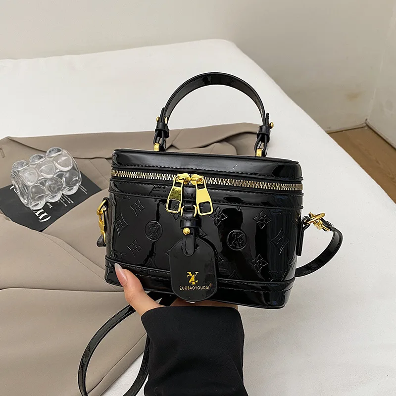 2025 Nuova borsa tote da donna con lettera in rilievo, borsa a tracolla chic con tracolla regolabile, borsa a tracolla solida e versatile per lavoro e appuntamenti