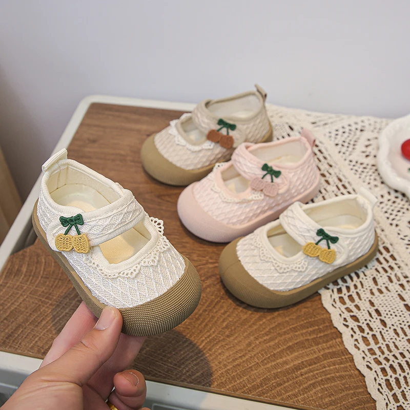 

Новые детские прогулочные туфли на весну 2026 года: милые цветочные туфли в стиле принцессы для девочек, повседневные туфли с мягкой подошвой, детские туфли без каблука с закрытым носком