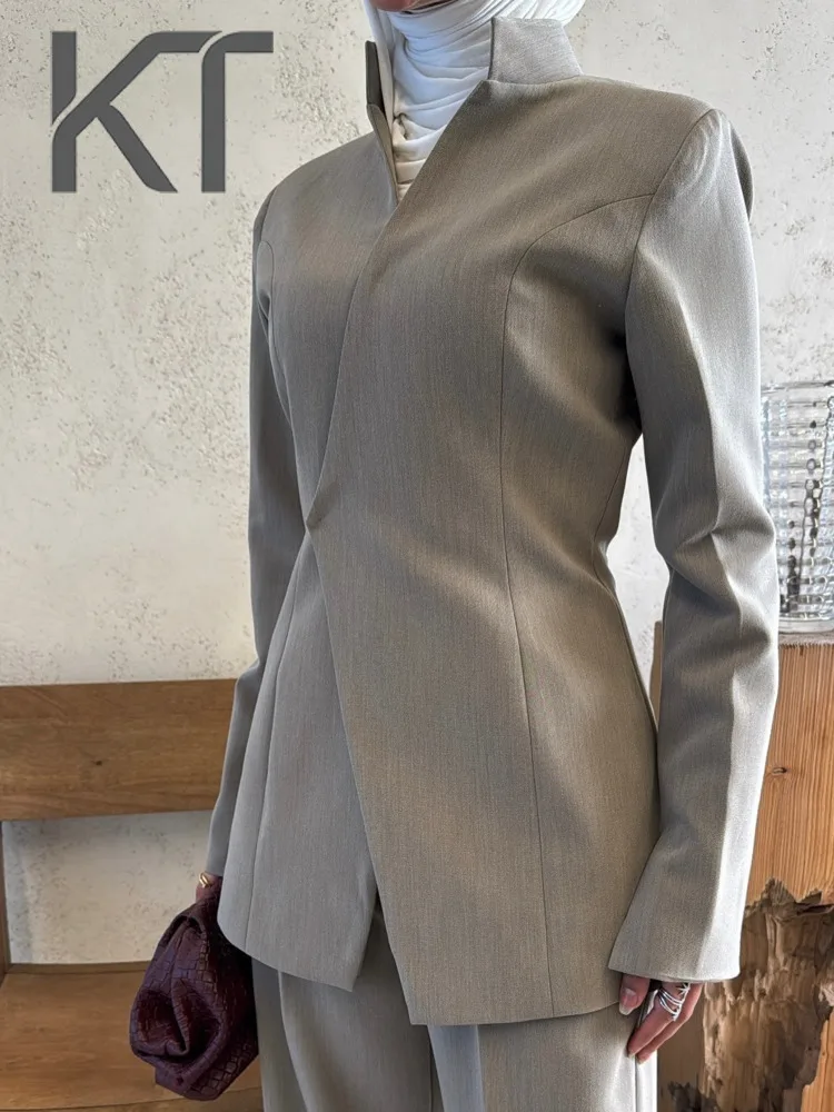 

Женский комплект из двух предметов KT: блейзер с воротником-стойкой и приталенной талией, брюки с высокой талией и широкими штанинами. Офисный и деловой костюм.