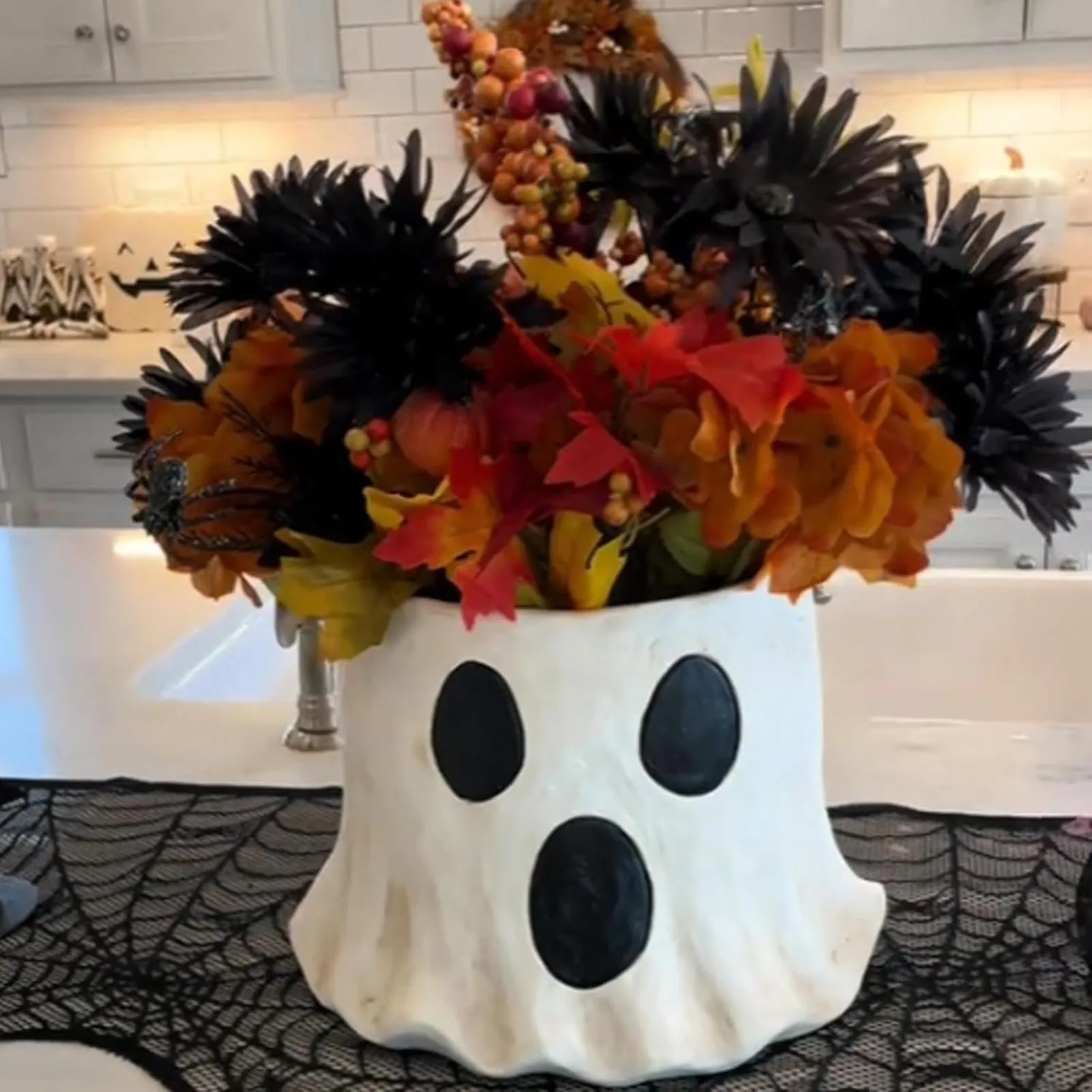 Large Halloween Ghost Treat Bucket Funny Cute Ghosts Treat Bucket Resin Crafts Ornament Indoor Outdoor Home Decoration Planter