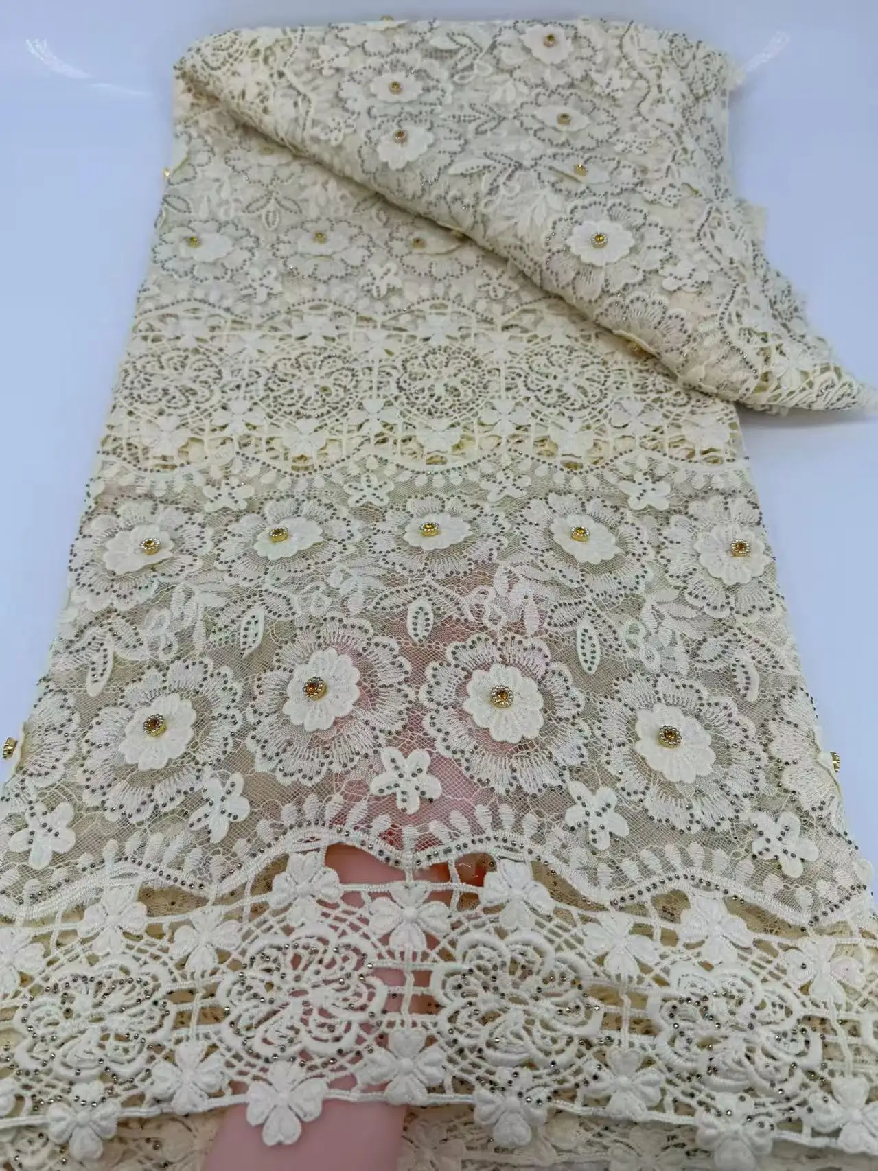 

Высококачественная африканская кружевная ткань из молочного волокна с водорастворимыми камнями, пайетками и стразами, новейшая вышивка для свадебных платьев.