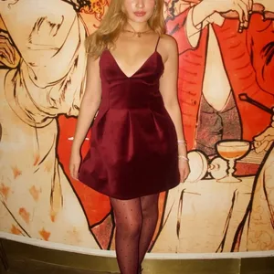 Roter Samt Dumbbell Velvety Kleid mit v -sleeveless modischen Ausschnitt elegante Taille Cinching French Kleiderkleider Kleider Frauen Frauen 8 Hauptverkäufe kurzes rotes Rundkleid - №5