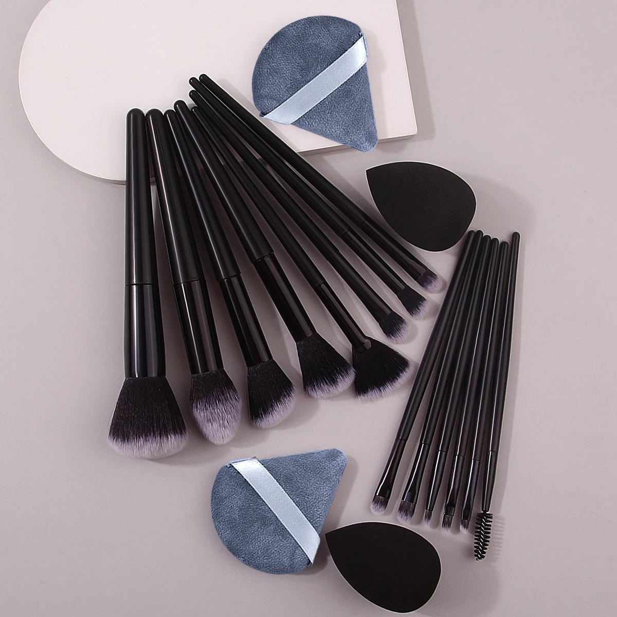 18 ชิ้นสีดําชุดแปรงแต่งหน้าแปรงอายแชโดว์แปรงคิ้วแปรงแป้งพัฟความงามไข่มัลติฟังก์ชั่เครื่องมือความงาม