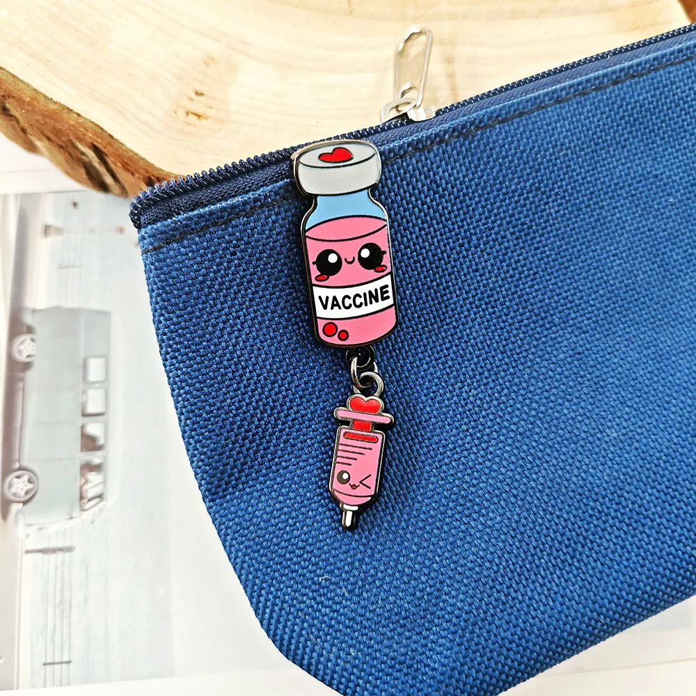 Niedliche Impfstoff-Spritzen-Brosche, Cartoon-Design, rosa Impfstoffflasche, Emaille-Anstecker mit Anhänger, Abzeichen in Form einer Flasche für Infusionen, Accessoires für Krankenschwestern. – Detail 7