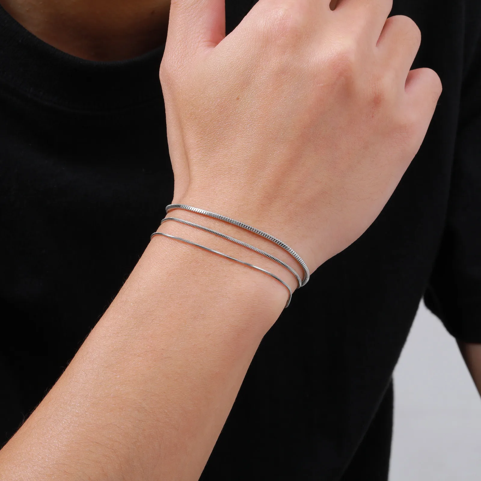 Dünnes Schlangenketten-Armband für Männer, Edelstahl in Gold- und Silberfarbe, Verstellbares Armband, Minimalistisches Schmuckgeschenk – Detail 2