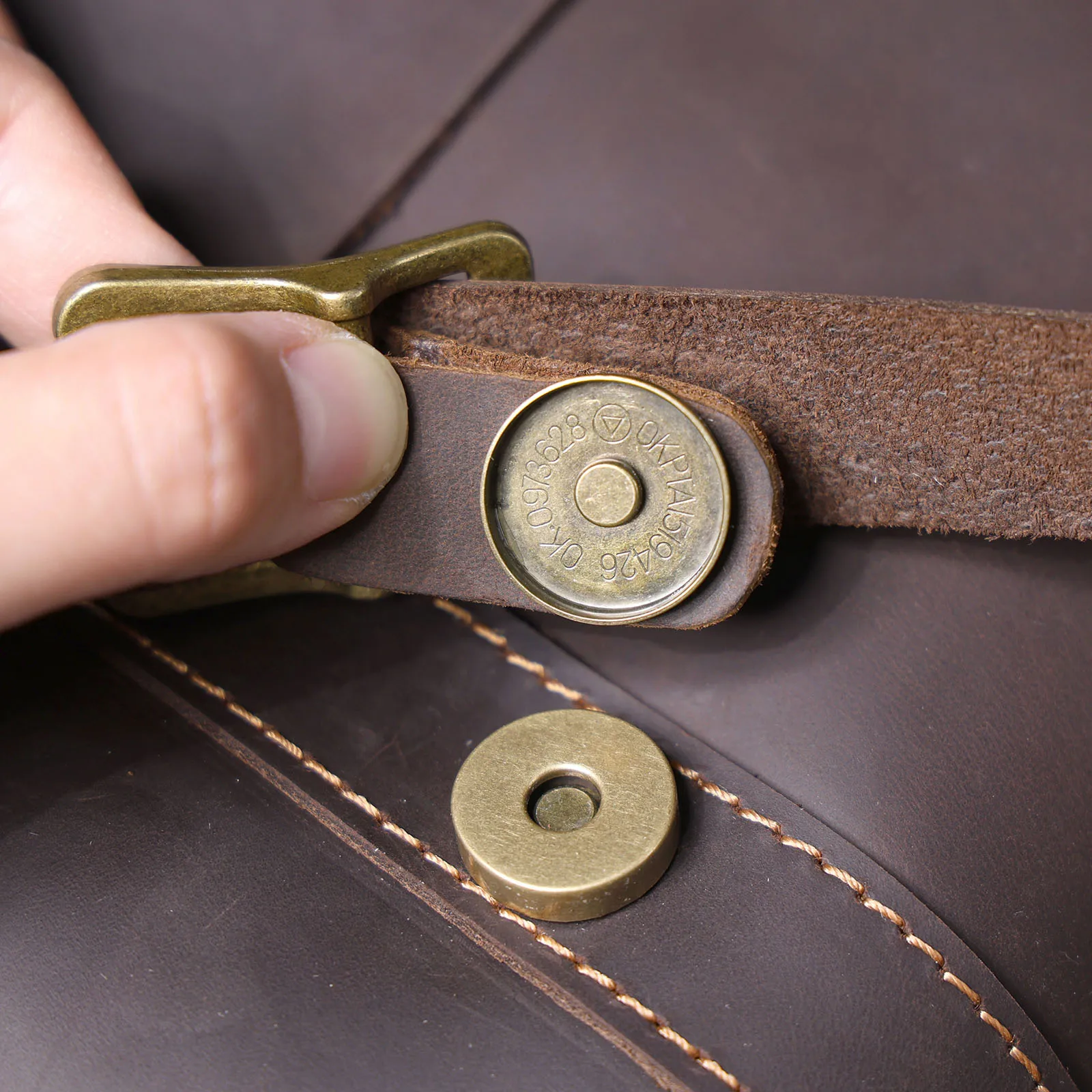 S.WORKER Klassische Aktentasche aus echtem Leder für 15"-Laptops für Herren | Handtasche aus Vollnarbenleder, Umhängetasche für Herren, Büro, Business – Detail 19