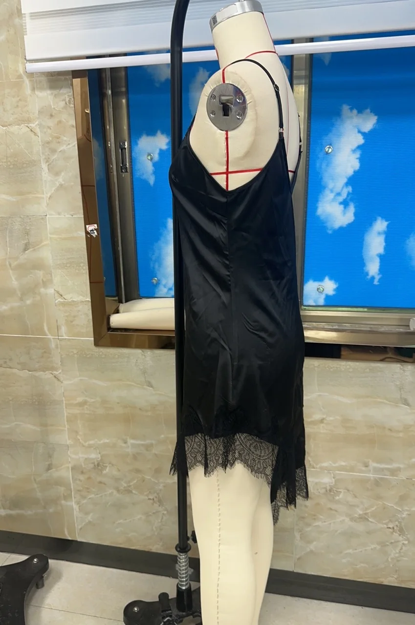 女性のレースパッチワークドレスファッショナブルなソリッドカラーのVネックノースリーブスパゲッティストラップキャミドレス