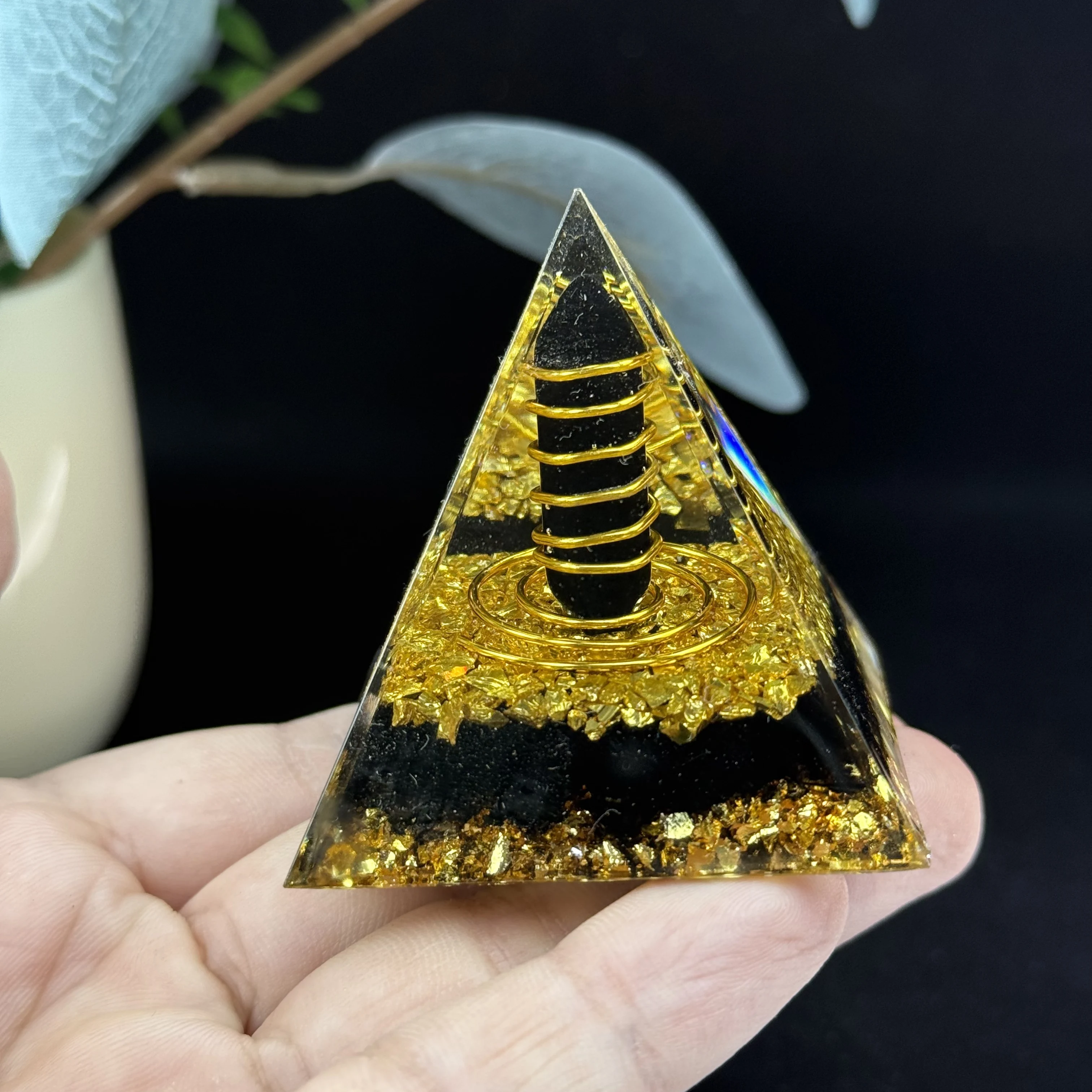 1pc pirâmide de orgone, a pirâmide de obsidiana ogan é feita à mão em resina, viros de metal e obsidiana, ornamentos de mesa para casa