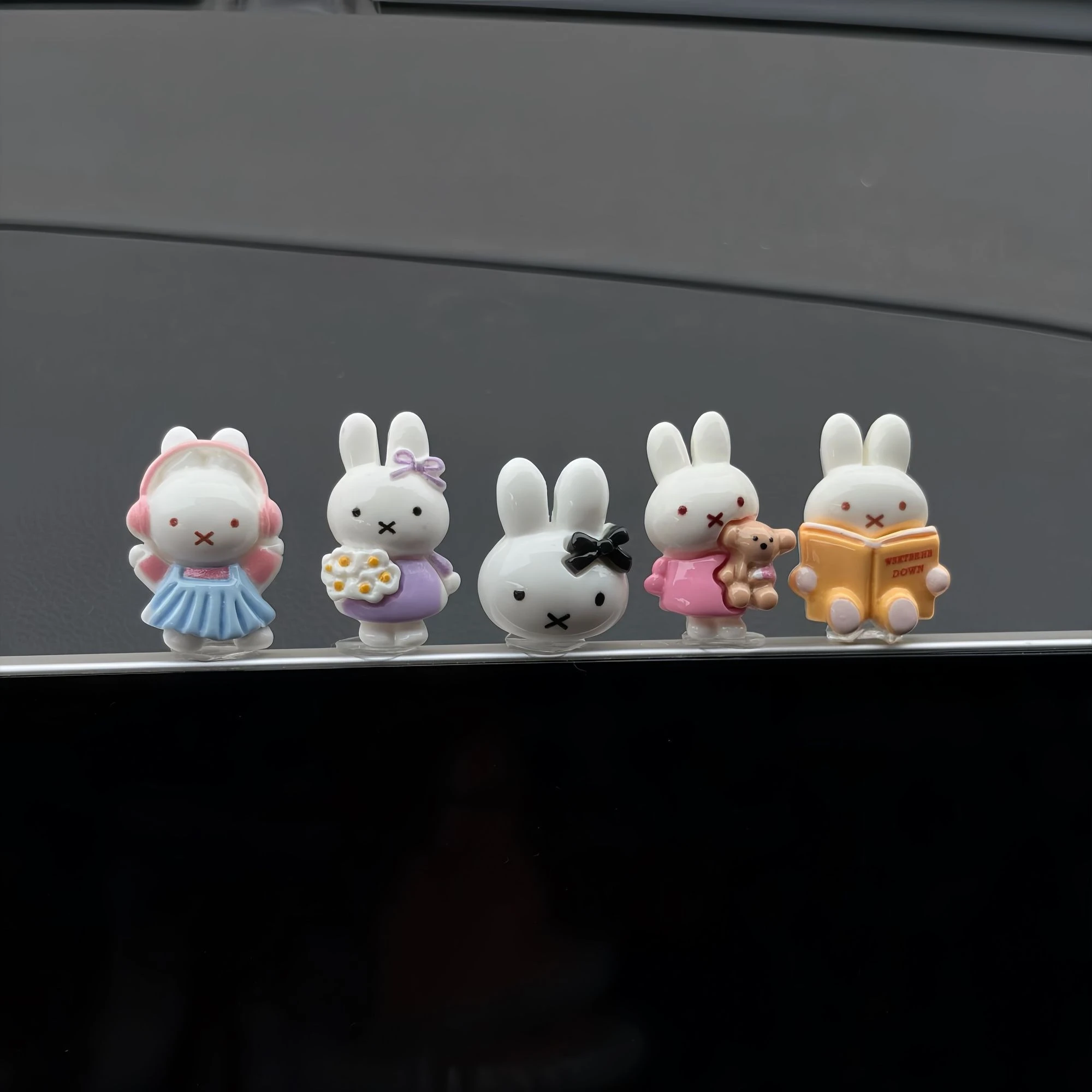 Ornamen Dashboard Mobil Kelinc - Car Accessories Girl ulasan dan harga