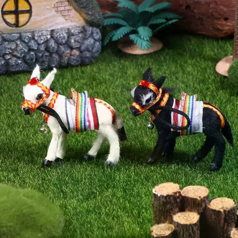 Encantadora estatuilla de burro negro con arnés de rayas coloridas y cascabel-estatua decorativa de escritorio para el hogar o la oficina para interiores