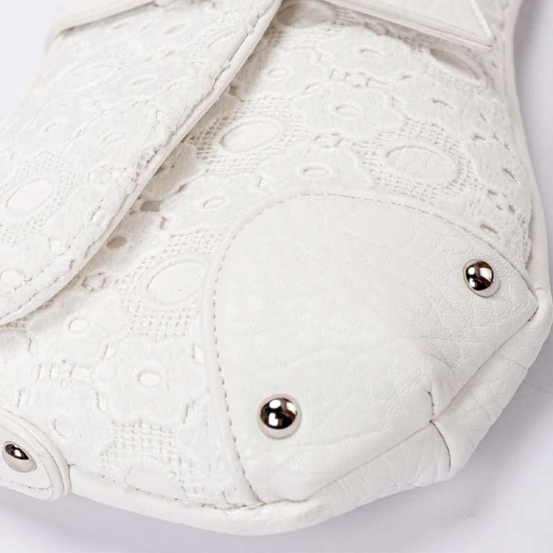 Bolsa assimétrica de renda floral de ombro único para senhora com tachas atraentes – Uma bolsa estilo rua com alça nas axilas