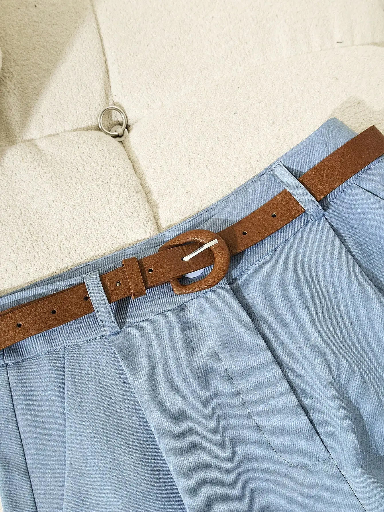 여성용 연한 파란색 노치드 칼라 블레이저와 벨트가 있는 반바지 투피스 정장 세트