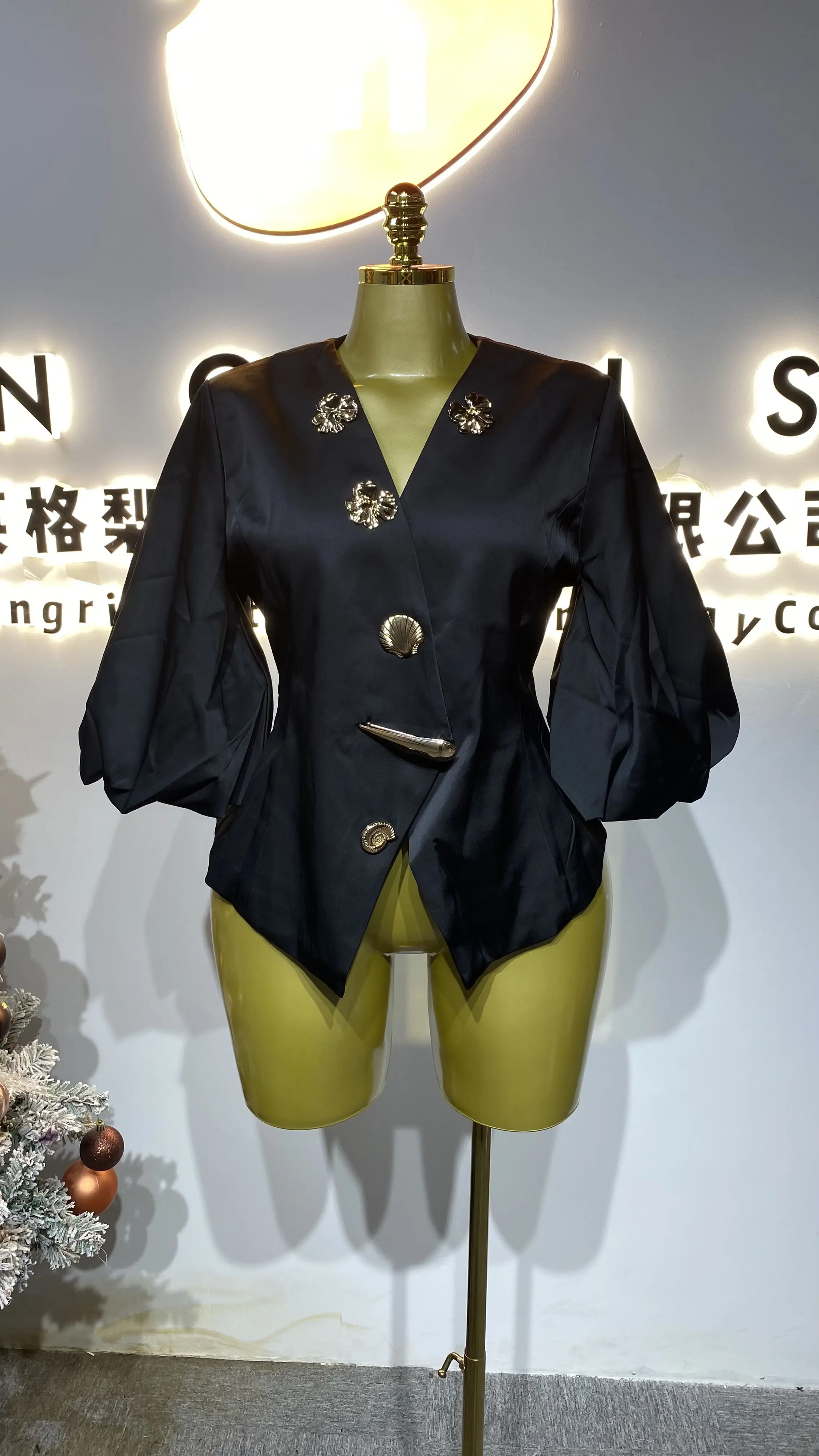 

2025 New Fashionable Metal Button Patchwork Puff Sleeve V-Neck Belt T-Shirt-GZXX341