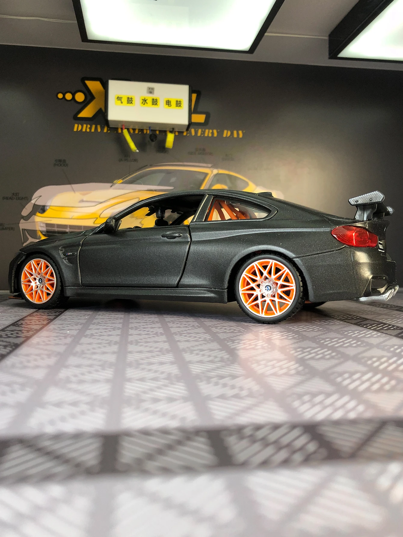 Maisto 1:24 simulação liga de zinco BMW M4 GTS modelo de carro, ornamento estático, carro de presente colecionável de metal